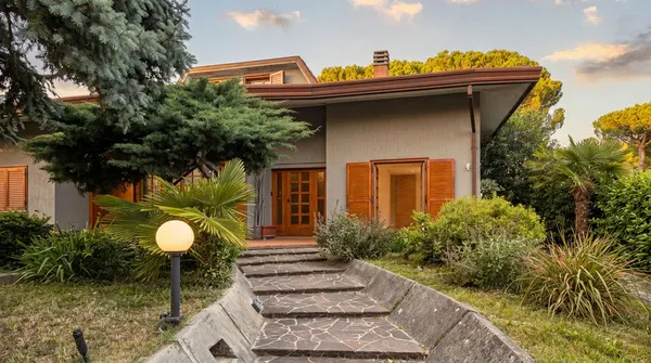 Villa indipendente con tre garage e giardino — Begliano