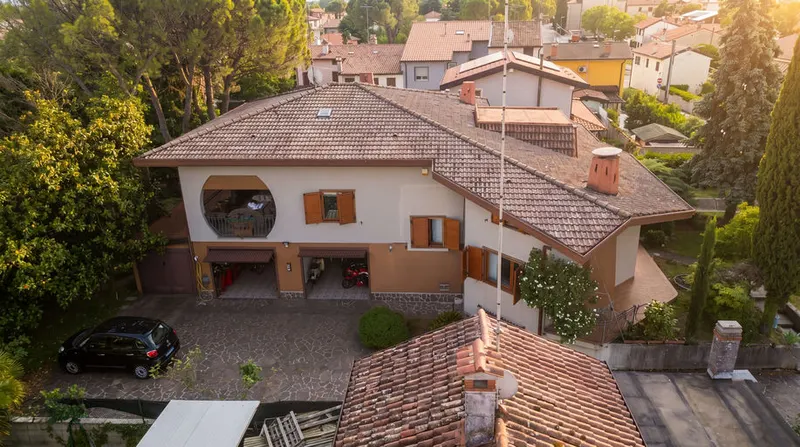 Freistehende Villa mit drei Garagen und Garten — Begliano