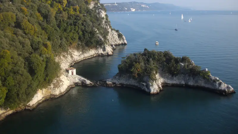 Il castello di Duino sulle falesie del Carso